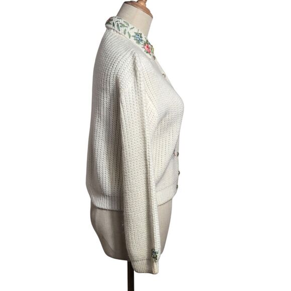 White Handknit Embroidered Collared Vintage Cardigan - Picture 3 of 9